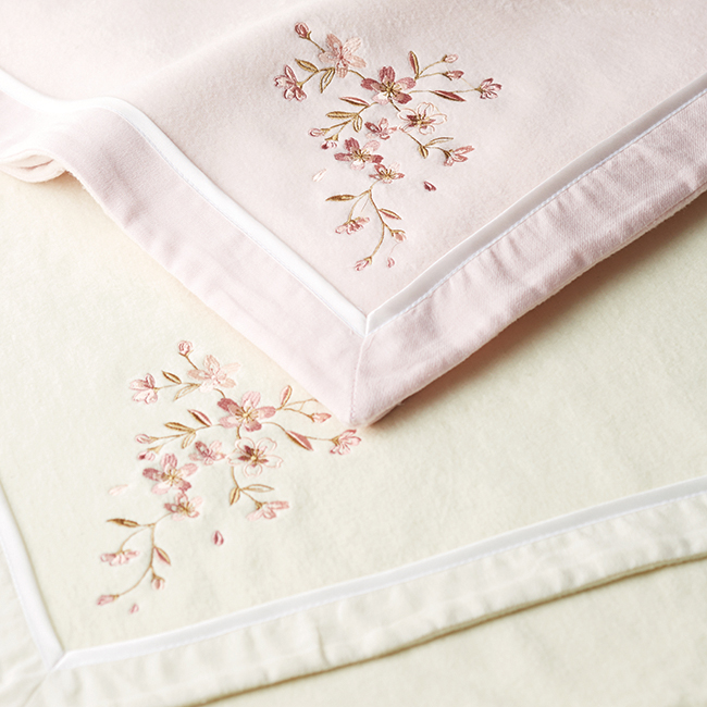 王華 木箱入りさくら刺繍シルク混綿毛布(毛羽部分)2P No.150